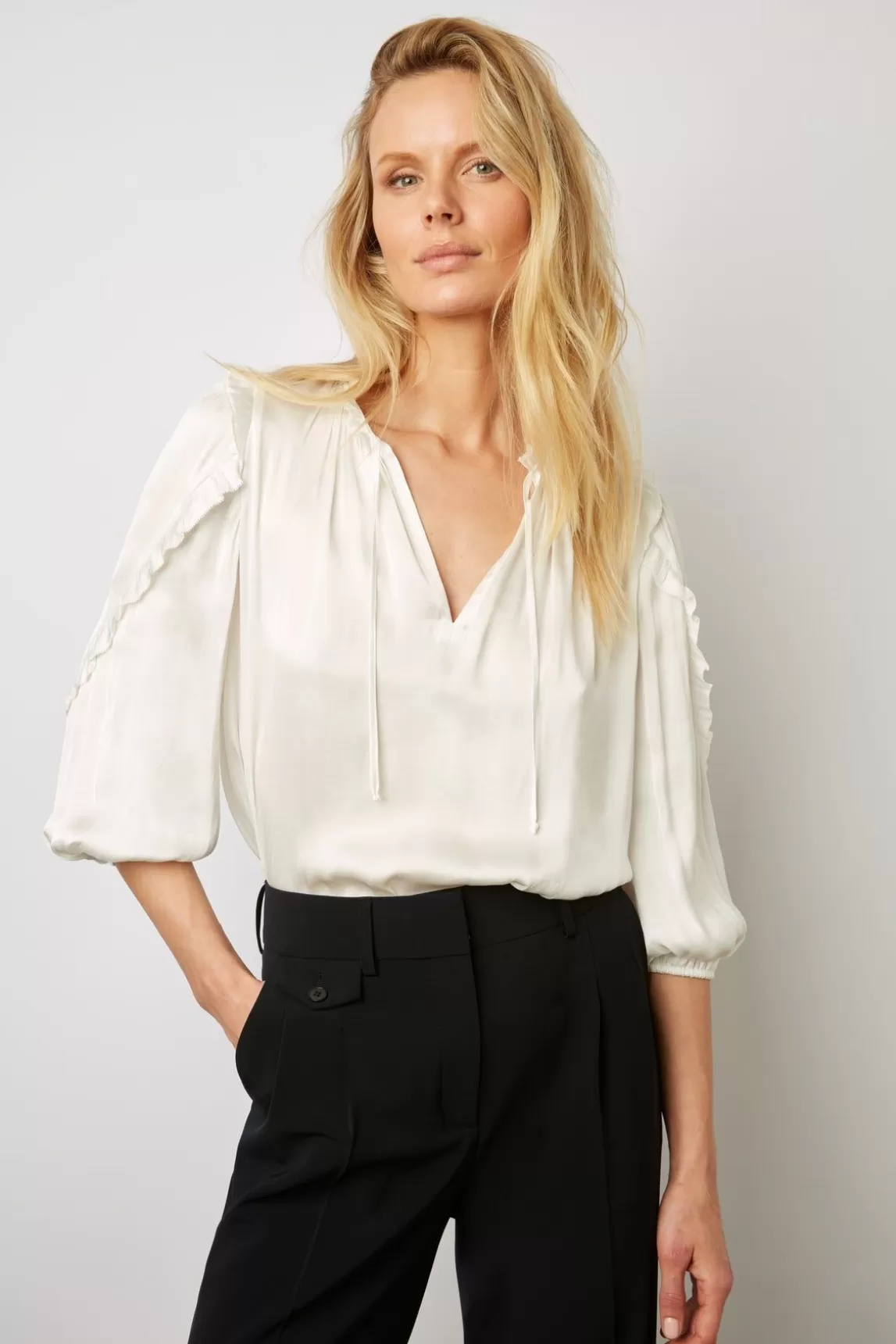 Gerard Darel Blouse En Satin A Volants Blanc - Alexia Outlet