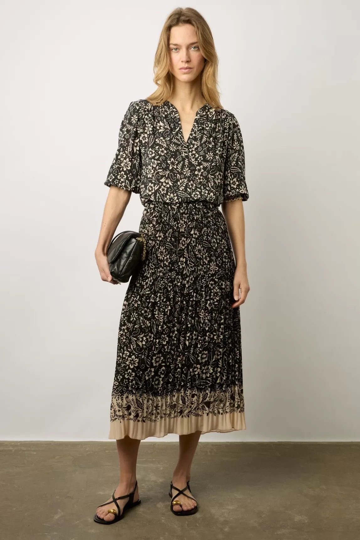 Gerard Darel Jupe Midi Plissee A Fleurs Noir - Delfine Sale