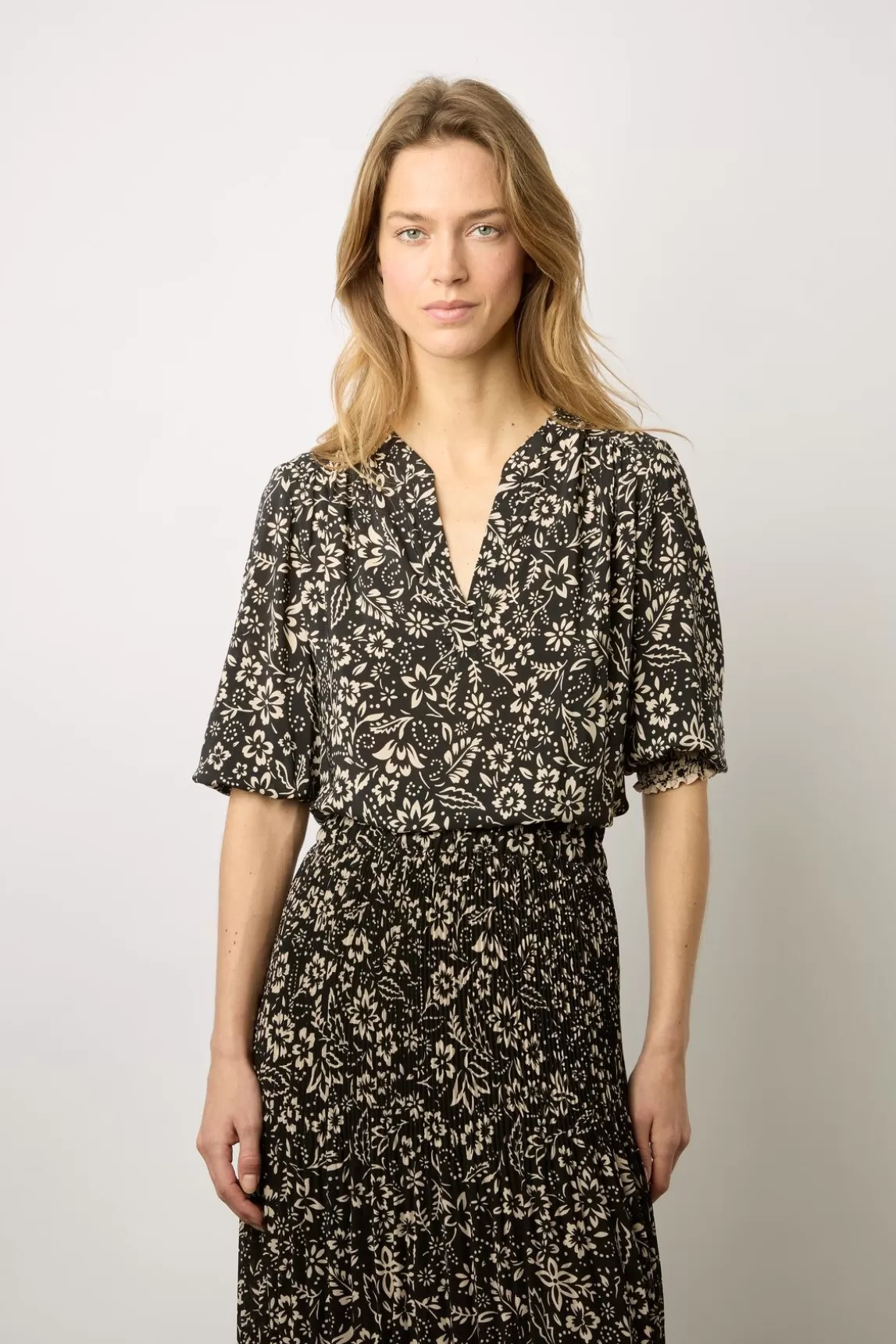 Gerard Darel Jupe Midi Plissee A Fleurs Noir - Delfine Sale